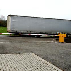 Závory s velmi dlouhým ramenem