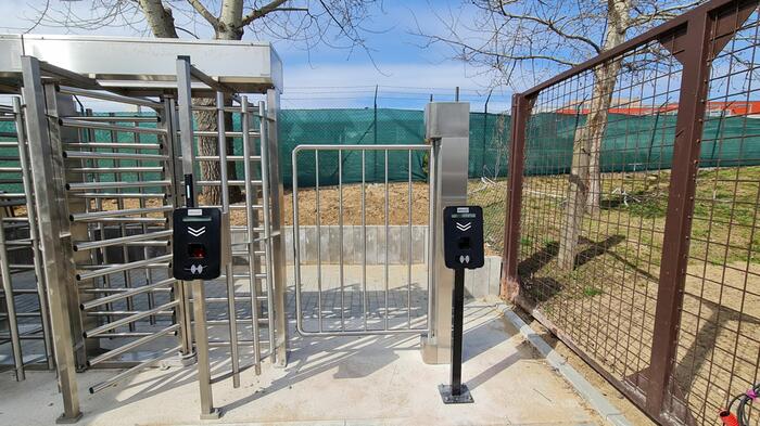 Celistvý pohled na vstupní branky kovové konstrukce