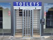 Turniketové dveře ke zpoplatnění vstupu na WC na čerpací stanici v Mikulově