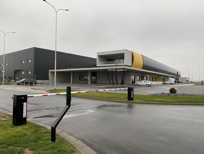 Automatické závory v průmyslovém vjezdu Nevoga Immo pro zaměstnance i logistiku - #1
