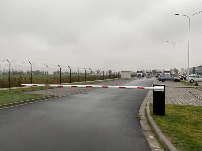 Automatické závory v průmyslovém vjezdu Nevoga Immo pro zaměstnance i logistiku - #2