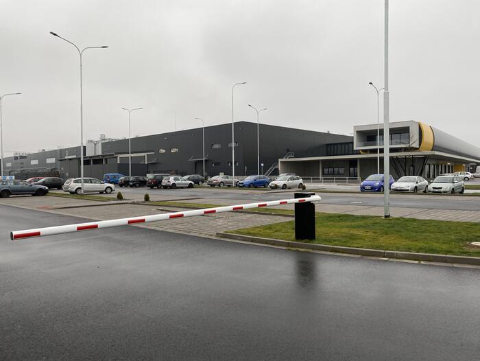 Automatické závory v průmyslovém vjezdu Nevoga Immo pro zaměstnance i logistiku - #3