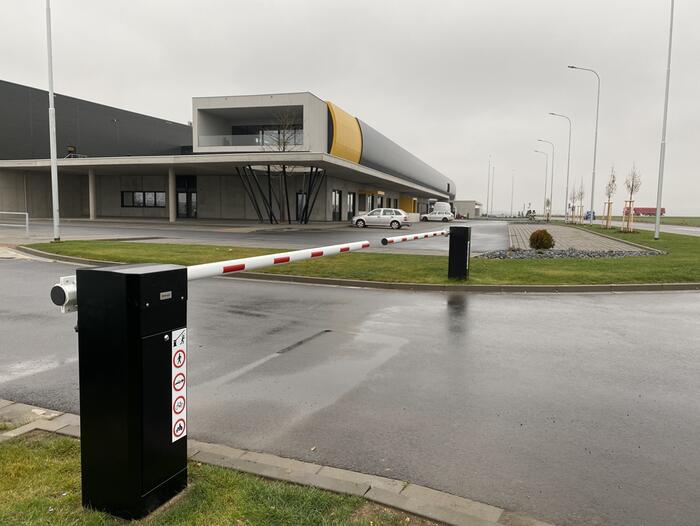 Automatické závory v průmyslovém vjezdu Nevoga Immo pro zaměstnance i logistiku