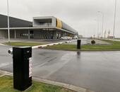 Automatické závory v průmyslovém vjezdu Nevoga Immo pro zaměstnance i logistiku