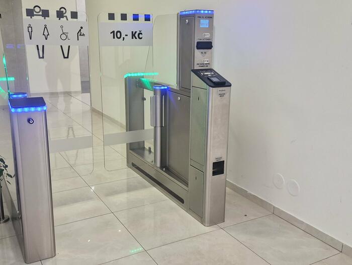 Turnikety na WC s platebním automatem a mincovníkem v OD Dvořák