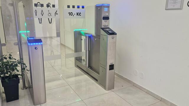 Turnikety na WC s platebním automatem a mincovníkem v OD Dvořák
