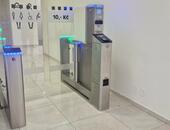 Turnikety na WC s platebním automatem a mincovníkem v OD Dvořák