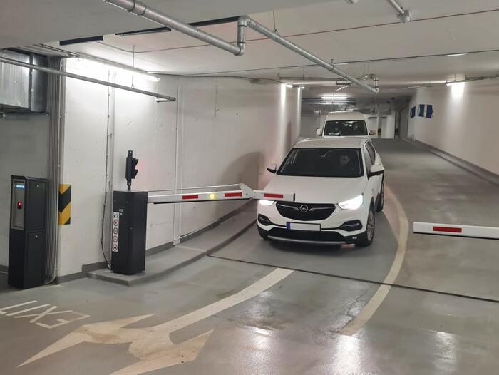Systém závor na podzemním parkovišti komerčně-bytové rezidence