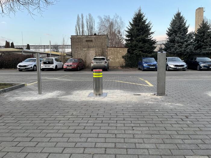 Výsuvný sloupek před sídlem Zentiva Group - #1
