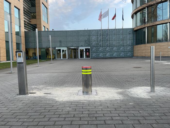 Výsuvný sloupek před sídlem Zentiva Group