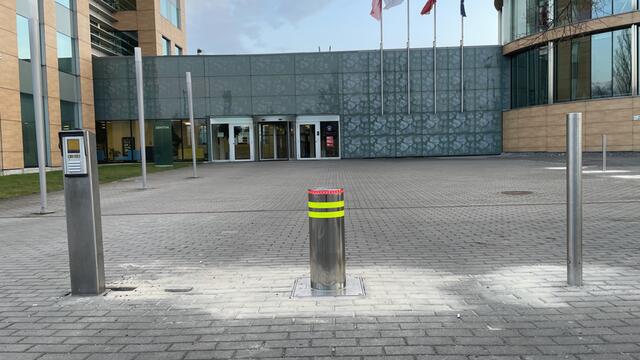 Výsuvný sloupek před sídlem Zentiva Group