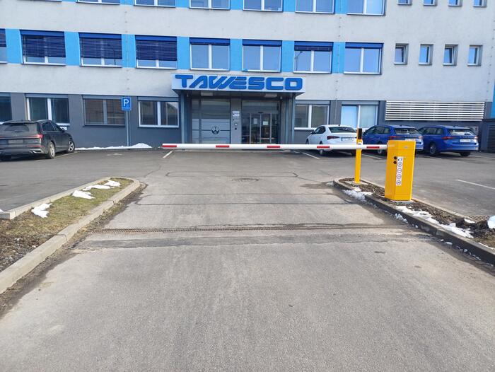 Průmyslová závora při vjezdu na firemní parkoviště TAWESCO
