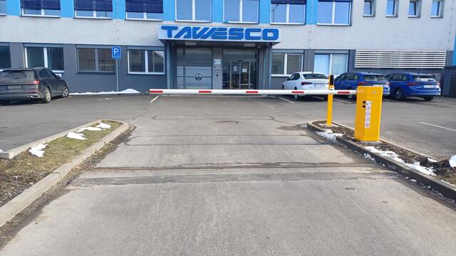 Průmyslová závora při vjezdu na firemní parkoviště TAWESCO
