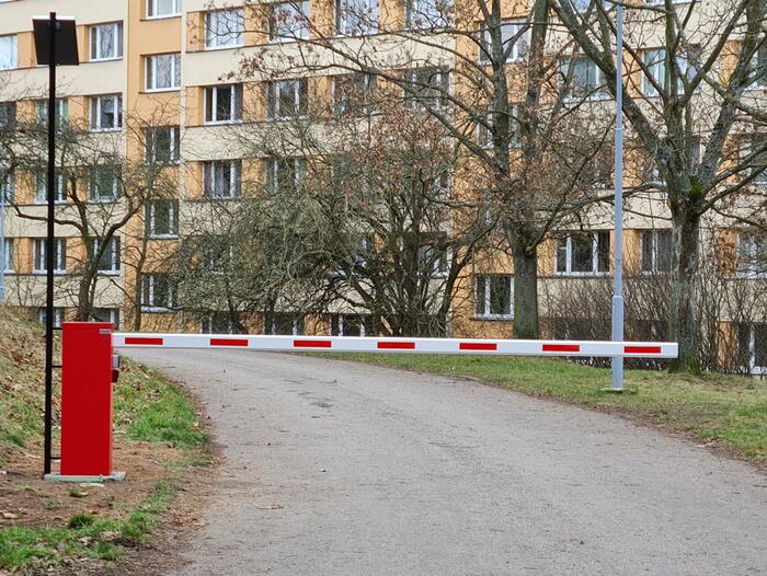 Solárně napájená závora na cestě ke sportovišti v Brně na Lesné
