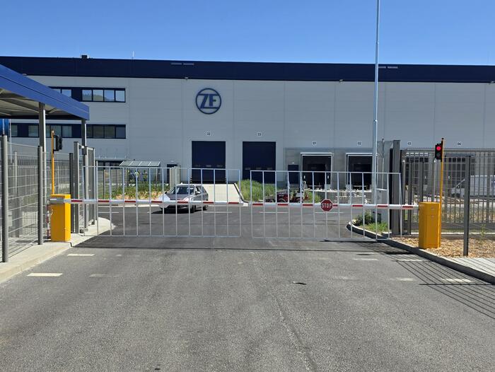 Dvojice bezpečnostních závor RB53 se záclonkami u logistického centra ZF Ostrov - #2