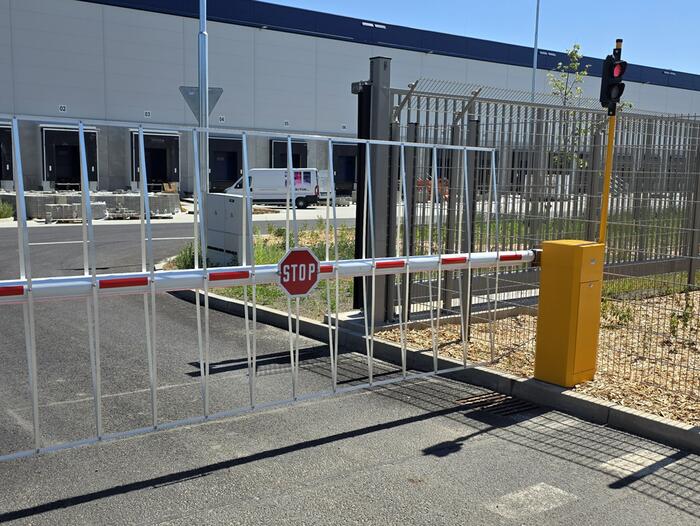 Dvojice bezpečnostních závor RB53 se záclonkami u logistického centra ZF Ostrov