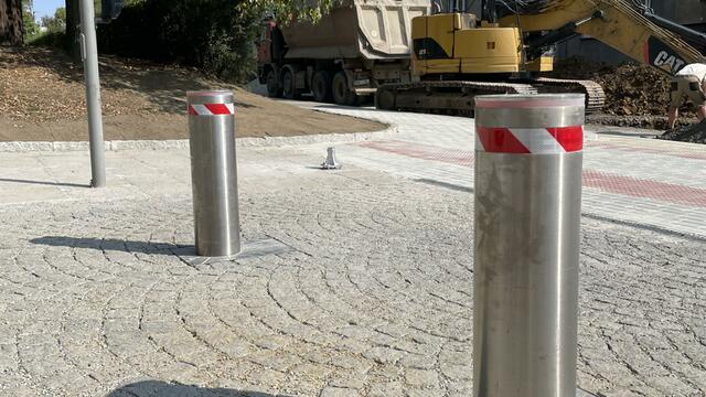 Výsuvné sloupky vzdáleně řízené časovačem u základní školy v Písku