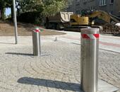 Výsuvné sloupky vzdáleně řízené časovačem u základní školy v Písku