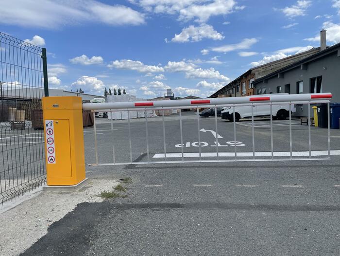 Bezpečnostní vjezdové závory s záclonkami ve vjezdu do areálu Hirsch Czech Republic - #4