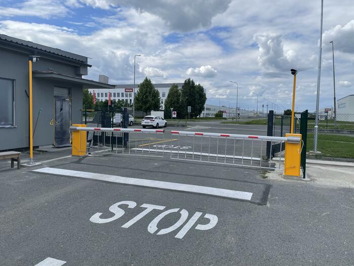 Bezpečnostní vjezdové závory s záclonkami ve vjezdu do areálu Hirsch Czech Republic