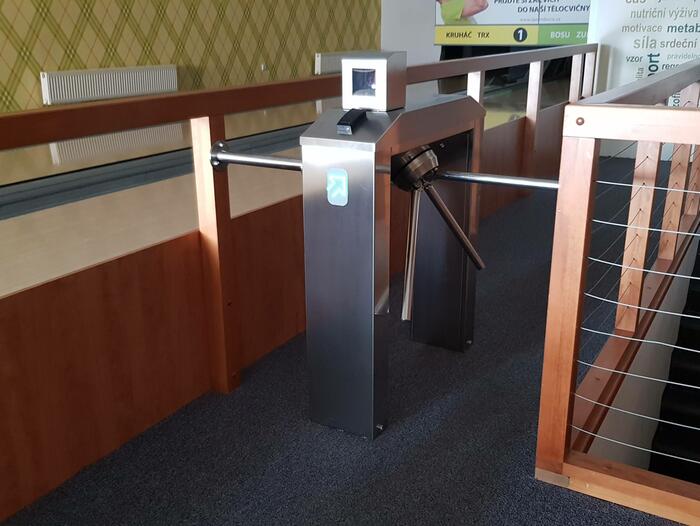 Tripod turniket ke vstupu do sportcentra hotelu Abácie