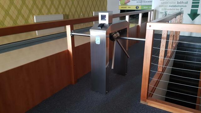 Tripod turniket ke vstupu do sportcentra hotelu Abácie