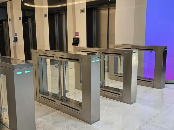 Vstupní speedgate turnikety pro vstup do kanceláří sídla brněnského NOTINO - #1