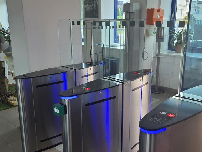 Dvě sady turniketů na vstupu do sídla E.ON v Českých Budějovicicích - #4