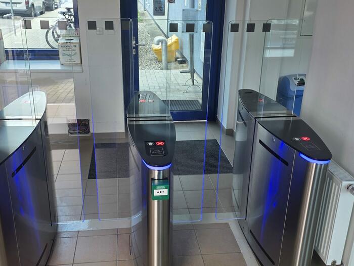 Dvě sady turniketů na vstupu do sídla E.ON v Českých Budějovicicích - #6