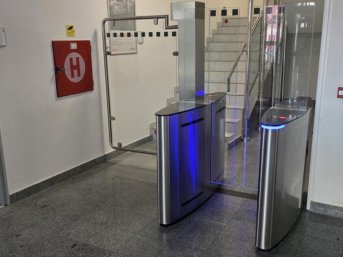 Dvě sady turniketů na vstupu do sídla E.ON v Českých Budějovicicích - #7