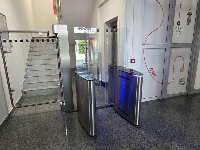 Dvě sady turniketů na vstupu do sídla E.ON v Českých Budějovicicích - #8