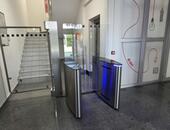 Dvě sady turniketů na vstupu do sídla E.ON v Českých Budějovicicích - #8