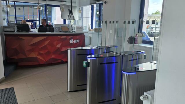 Dvě sady turniketů na vstupu do sídla E.ON v Českých Budějovicicích