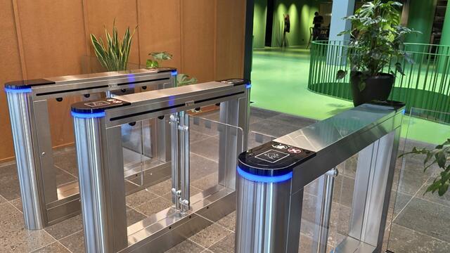 Vstupní turnikety v budově A kancelářích Vlněna Office Park v Brně