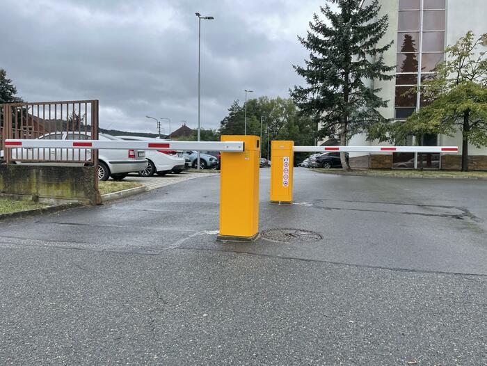 Dvojice vjezdových a výjezdových závor do areálu GZ Media v Loděnici