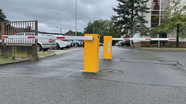 Dvojice vjezdových a výjezdových závor do areálu GZ Media v Loděnici