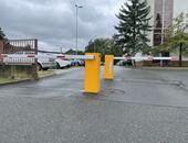 Dvojice vjezdových a výjezdových závor do areálu GZ Media v Loděnici