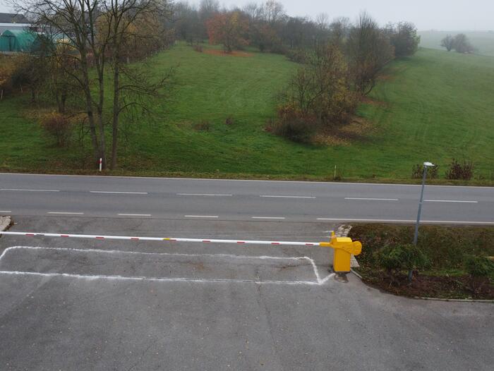 Extrémně dlouhá závora se zesíleným kloubem ke vjezdu do sídla firmy HORAVA - #1