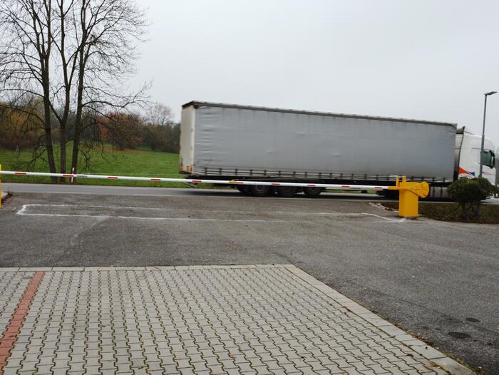 Extrémně dlouhá závora se zesíleným kloubem ke vjezdu do sídla firmy HORAVA - #2