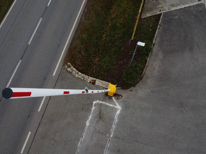 Extrémně dlouhá závora se zesíleným kloubem ke vjezdu do sídla firmy HORAVA - #5