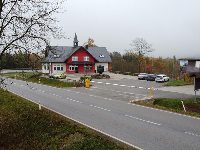 Extrémně dlouhá závora se zesíleným kloubem ke vjezdu do sídla firmy HORAVA