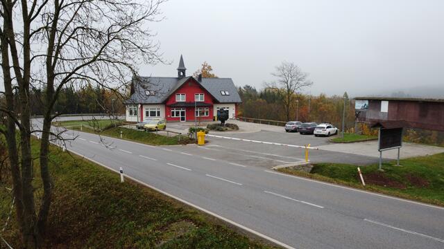 Extrémně dlouhá závora se zesíleným kloubem ke vjezdu do sídla firmy HORAVA