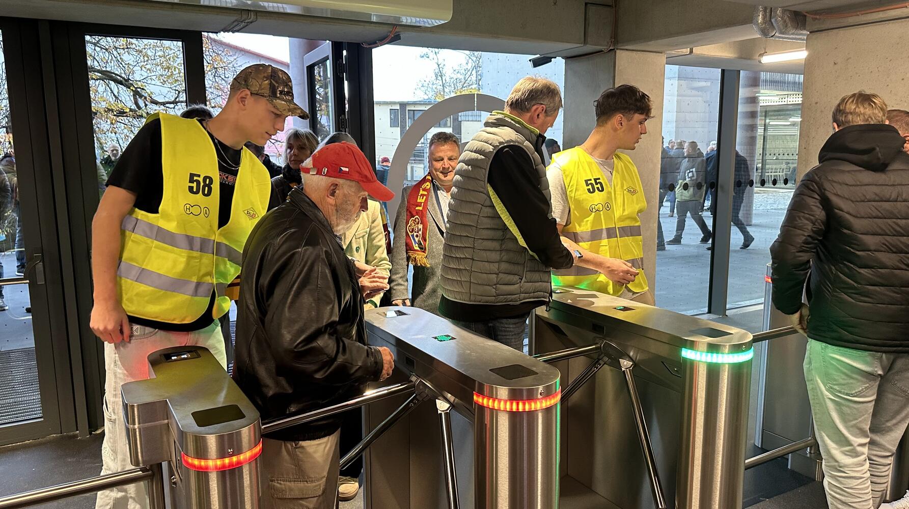 Vstupní turnikety do nové multifunkční hokejové arény v Jihlavě