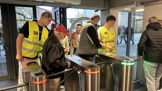 Vstupní turnikety do nové multifunkční hokejové arény v Jihlavě