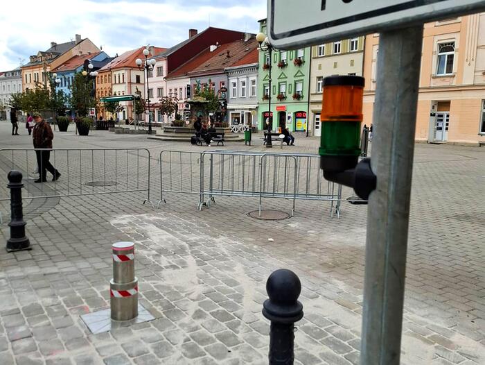 Teleskopický výsuvný sloup na Starém náměstí v Sokolově