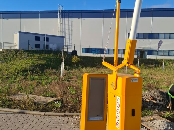 Extrémně dlouhá závora na vjezdu kamionů na parkoviště u logistického centra ZF Ostrov - #1