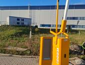 Extrémně dlouhá závora na vjezdu kamionů na parkoviště u logistického centra ZF Ostrov - #1