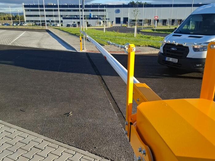 Extrémně dlouhá závora na vjezdu kamionů na parkoviště u logistického centra ZF Ostrov - #2