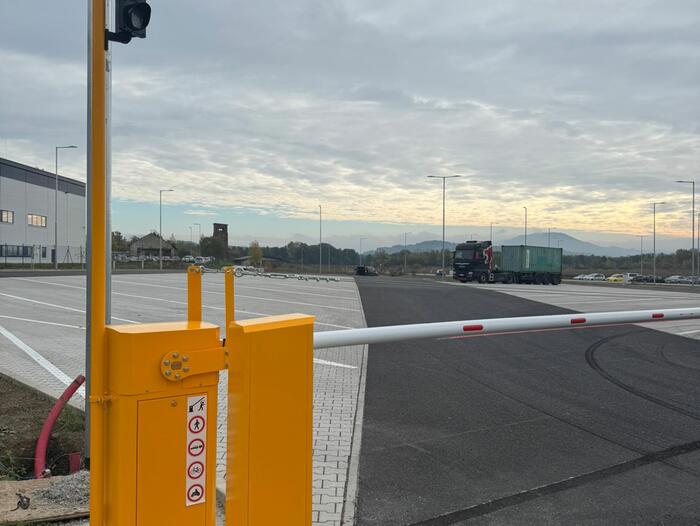 Extrémně dlouhá závora na vjezdu kamionů na parkoviště u logistického centra ZF Ostrov - #3