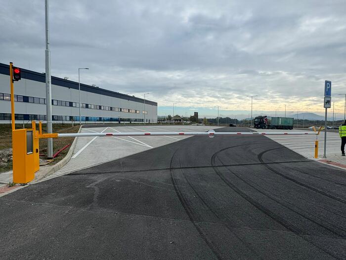 Extrémně dlouhá závora na vjezdu kamionů na parkoviště u logistického centra ZF Ostrov - #4